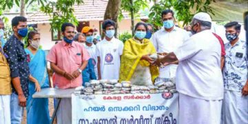 കമ്മ്യൂണിറ്റി കിച്ചൻ രമ്യ ഹരിദാസ് എം.പി. സന്ദർശിച്ചു.