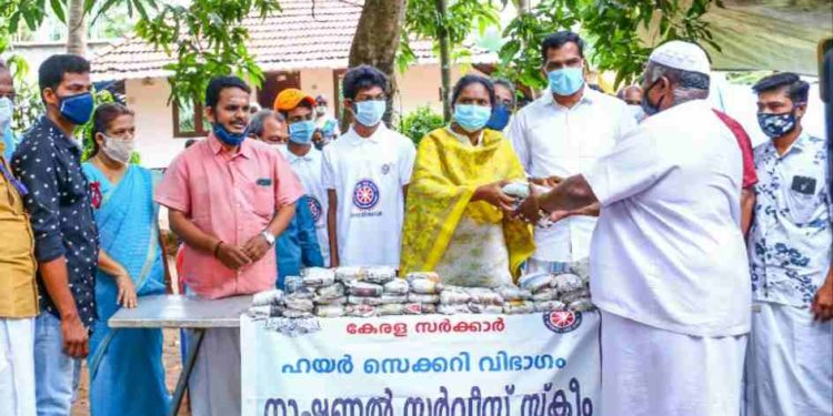 കമ്മ്യൂണിറ്റി കിച്ചൻ രമ്യ ഹരിദാസ് എം.പി. സന്ദർശിച്ചു.