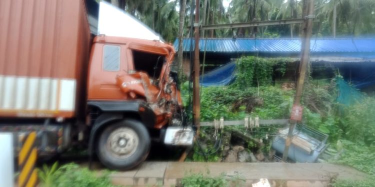 ദേ​ശീ​യപാ​ത പ​ന​യം​പാ​ട​ത്ത് ഇന്ന്  ഉച്ചയോടെ വീണ്ടും അ​പ​ക​ടം.