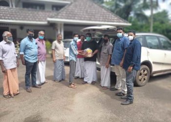 വ്യാപരികൾക്ക് ഭക്ഷ്യകിറ്റുകൾ വിതരണം ചെയ്തു.