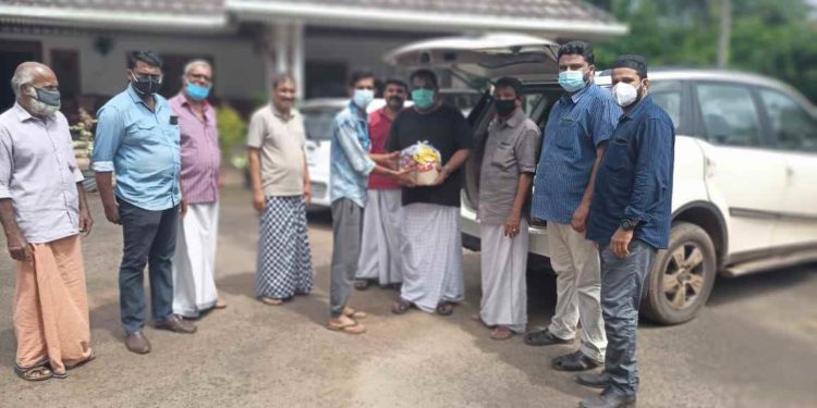 വ്യാപരികൾക്ക് ഭക്ഷ്യകിറ്റുകൾ വിതരണം ചെയ്തു.