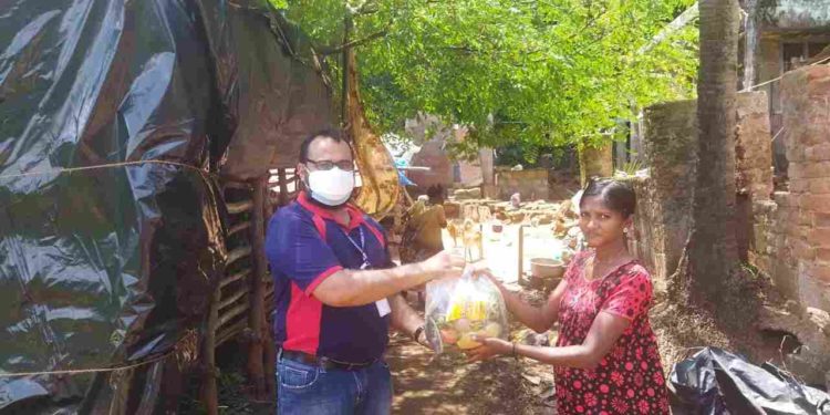 സിവിൽ ഡിഫൻസ് സേനാംഗങ്ങൾ ഭക്ഷ്യ കിറ്റ് വിതരണം നടത്തി.