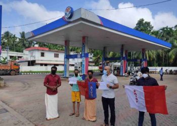 പെട്രോൾ @100: പമ്പിനു മുൻപിൽ പ്രതിഷേധം