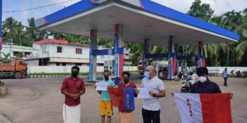 പെട്രോൾ @100: പമ്പിനു മുൻപിൽ പ്രതിഷേധം