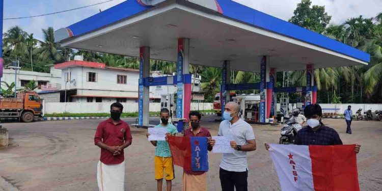 പെട്രോൾ @100: പമ്പിനു മുൻപിൽ പ്രതിഷേധം