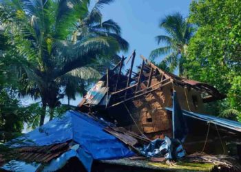 മപ്പാട്ടുകരയിൽ  തകർന്ന നിർദ്ധന കുടുംബത്തിന്റെ വീട് SDPI നേതാക്കൾ സന്ദർശിച്ചു