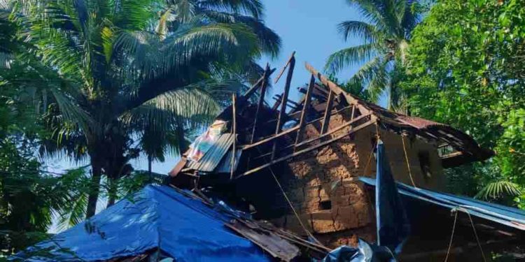 മപ്പാട്ടുകരയിൽ  തകർന്ന നിർദ്ധന കുടുംബത്തിന്റെ വീട് SDPI നേതാക്കൾ സന്ദർശിച്ചു