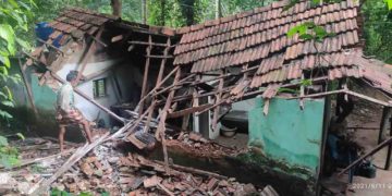 കാട്ടാനക്കൂട്ടം വീട് തകർത്തു.