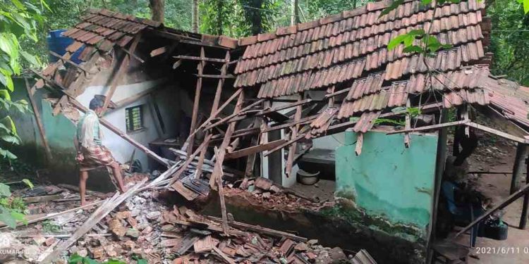 കാട്ടാനക്കൂട്ടം വീട് തകർത്തു.