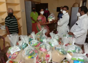 വള്ളിക്കോട് നായർസമാജം: കിറ്റുകൾവിതരണം ചെയ്തു