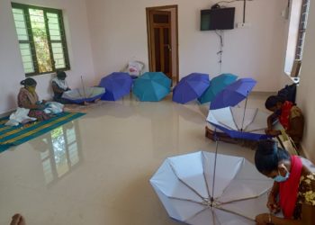 കോവിഡ് :അതിജീവന പ്രധിസന്ധിക്ക് പരിഹാരമായി കാർത്തുമ്പി കുടനിർമാണം