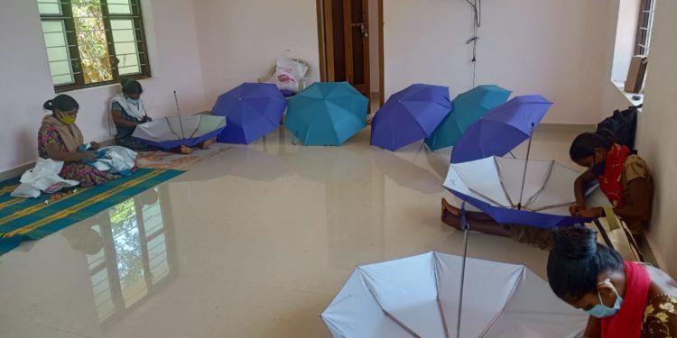 കോവിഡ് :അതിജീവന പ്രധിസന്ധിക്ക് പരിഹാരമായി കാർത്തുമ്പി കുടനിർമാണം