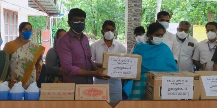 കെ.പി.എസ്.ടി.എ.നെന്മാറ  കമ്മിറ്റി  കോവിഡ് പ്രതിരോധ സാമഗ്രികൾ  നൽകി