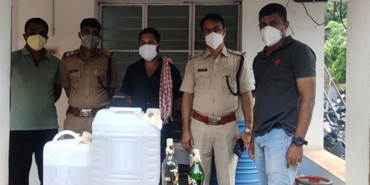 അയിലൂർനിന്നും വ്യാജവാറ്റ് ബൈക്കിൽ കടത്തുന്നത്തിനിടയിൽ  പോലീസ് പിടികൂടി