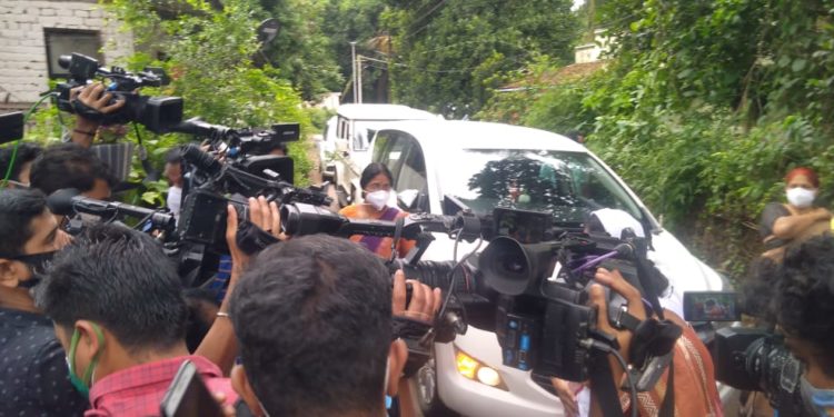 നെന്മാറ സംഭവം വനിതാ കമ്മീഷൻ മൊഴിയെടുത്തു, ചുരുളുകൾ അഴിയുമെന്ന പ്രതീക്ഷയോടെ മാധ്യമ പട