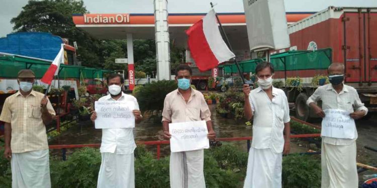 ഇന്ധനവില വർദ്ധനവ്  കേരള കോൺഗ്രസ് എം കണ്ണാടി മണ്ഡലം കമ്മിറ്റി ധർണ നടത്തി