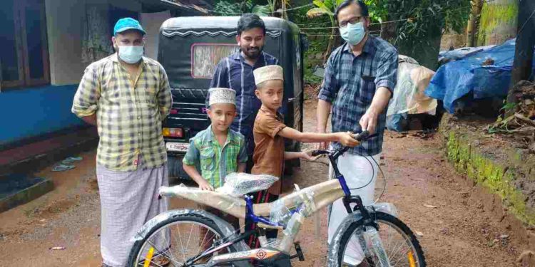 സൈക്കിളിന് കരുതിയ തുക ചികിത്സ നിധിക്ക്,  സൈക്കിൾ വാങ്ങി നൽകി ബ്രിട്ടീഷ് ക്ലബ്