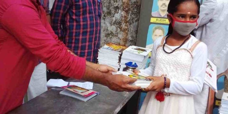 അയ്യപ്പ സേവാസംഘം കുട്ടികൾക്ക് പഠനോപകരണങൾ നല്കി .