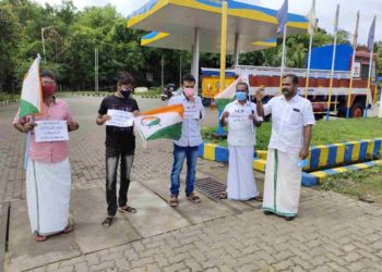 പെട്രോൾ പമ്പുകൾക്ക് മുന്നിൽ എൻ.സി.പി. ധർണ്ണ നടത്തി