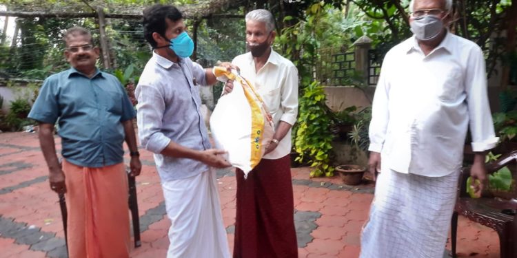 ഭക്ഷ്യ കിറ്റ് വിതരണം ചെയ്തു.