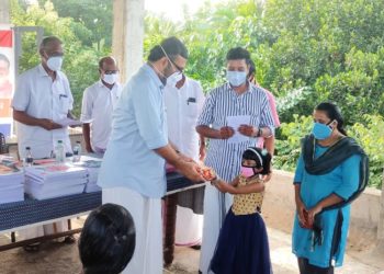 സ്മാർട്ട്‌ ഫോൺ വിതരണം  നിയമ സഭ സ്പീക്കർ എം ബി രാജേഷ് ഉദ്ഘാടനം ചെയ്തു