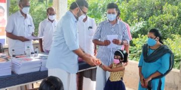 സ്മാർട്ട്‌ ഫോൺ വിതരണം  നിയമ സഭ സ്പീക്കർ എം ബി രാജേഷ് ഉദ്ഘാടനം ചെയ്തു