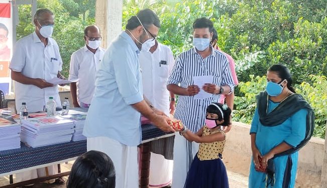 സ്മാർട്ട്‌ ഫോൺ വിതരണം  നിയമ സഭ സ്പീക്കർ എം ബി രാജേഷ് ഉദ്ഘാടനം ചെയ്തു