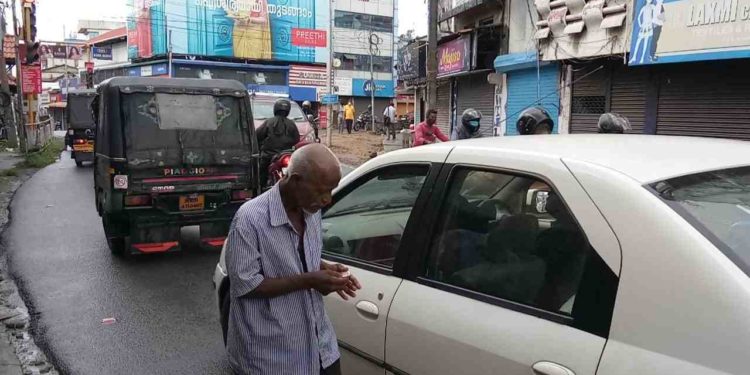 മാസ്കില്ലാതെ ഭിക്ഷാടനം :രോഗവ്യാപനം ശ്രദ്ധിക്കുക.