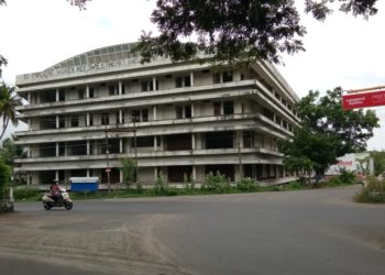 ഇൻഡോർ സ്റ്റേഡിയത്തിലെ അനധികൃത താമസക്കാരെ ഒഴിപ്പിക്കണം