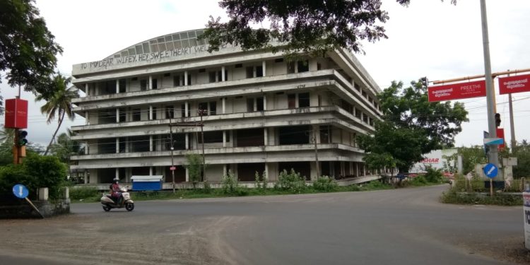 ഇൻഡോർ സ്റ്റേഡിയത്തിലെ അനധികൃത താമസക്കാരെ ഒഴിപ്പിക്കണം