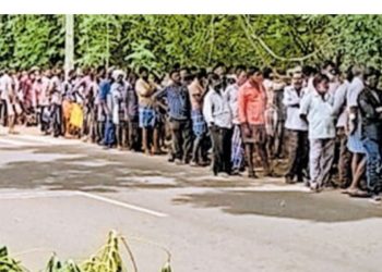 മദ്യശാലകൾ തുറന്നതോടെ കോവിഡ് മാനദണ്ഡങ്ങൾ കാറ്റിൽ പറത്തിക്കൊണ്ട് നീണ്ടനിര
