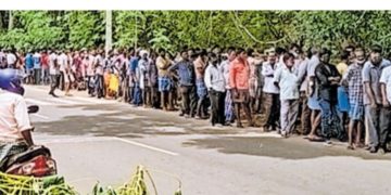 മദ്യശാലകൾ തുറന്നതോടെ കോവിഡ് മാനദണ്ഡങ്ങൾ കാറ്റിൽ പറത്തിക്കൊണ്ട് നീണ്ടനിര