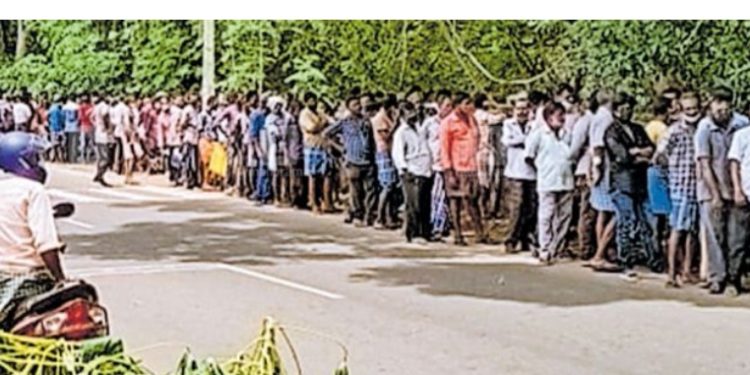 മദ്യശാലകൾ തുറന്നതോടെ കോവിഡ് മാനദണ്ഡങ്ങൾ കാറ്റിൽ പറത്തിക്കൊണ്ട് നീണ്ടനിര