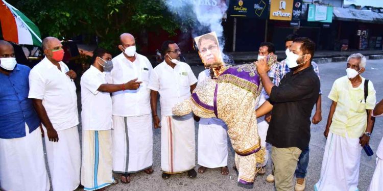 വനിതാ കമ്മീഷൻ അദ്ധ്യക്ഷക്കെതിരെ പ്രതിഷേധം