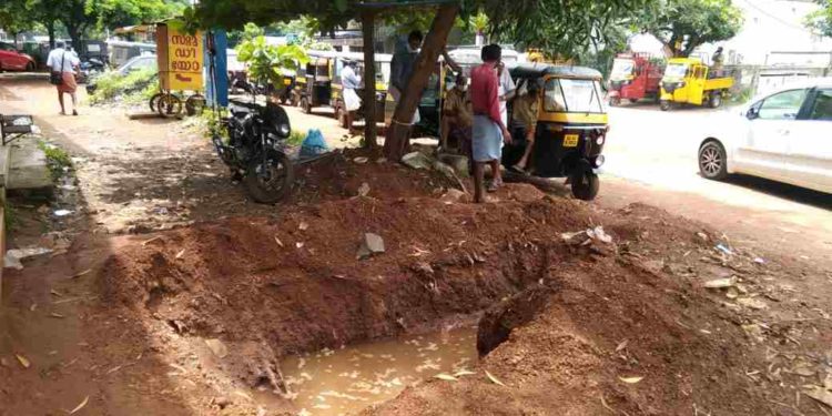 ചാലിശ്ശേരി സെൻ്ററിൽ പൈപ്പ് കുഴി അപകടഭീഷണിയാകുന്നു