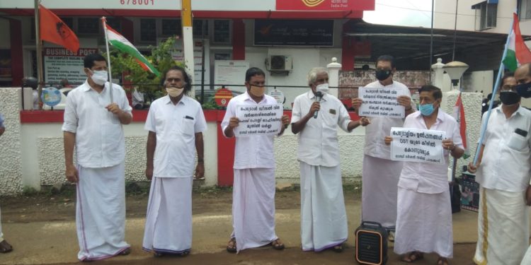 ഇന്ധന വിലവർദ്ധനക്കെതിരെ പ്രതിഷേധിച്ചു.