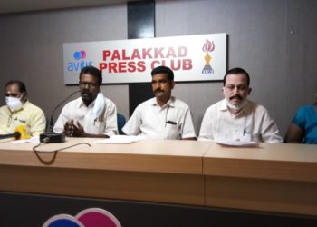 ബാർബർഷാപ്പുകളുകളും ബ്യൂട്ടി പാർലറുകളും തുറന്നു പ്രവർത്തിക്കാൻ അനുവദിക്കണം.