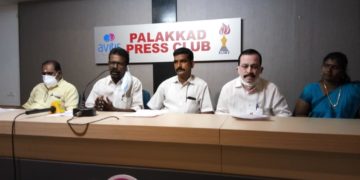ബാർബർഷാപ്പുകളുകളും ബ്യൂട്ടി പാർലറുകളും തുറന്നു പ്രവർത്തിക്കാൻ അനുവദിക്കണം.