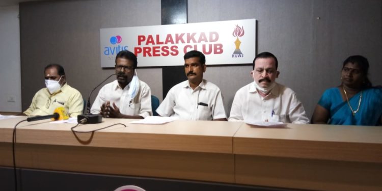 ബാർബർഷാപ്പുകളുകളും ബ്യൂട്ടി പാർലറുകളും തുറന്നു പ്രവർത്തിക്കാൻ അനുവദിക്കണം.