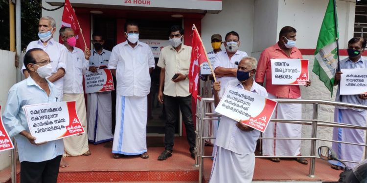 പ്രതിഷേധിച്ചു.