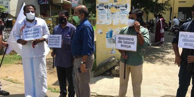 LENSFED  ആലത്തൂരിൽ  നിൽപ്പ് സമരം നടത്തി