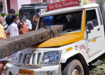 നിയന്ത്രണം വിട്ട ടെമ്പോ വാൻ വഴിവക്കിലെ അത്താണിയിലേക്ക് പാഞ്ഞുകയറി ഡ്രൈവർ മരിച്ചു.