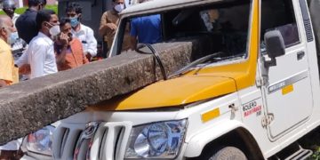 നിയന്ത്രണം വിട്ട ടെമ്പോ വാൻ വഴിവക്കിലെ അത്താണിയിലേക്ക് പാഞ്ഞുകയറി ഡ്രൈവർ മരിച്ചു.