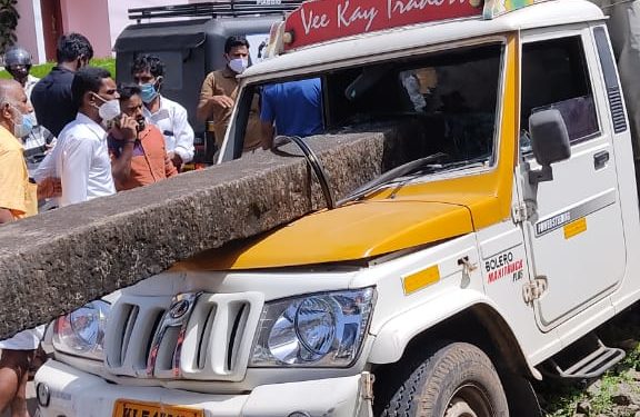 നിയന്ത്രണം വിട്ട ടെമ്പോ വാൻ വഴിവക്കിലെ അത്താണിയിലേക്ക് പാഞ്ഞുകയറി ഡ്രൈവർ മരിച്ചു.