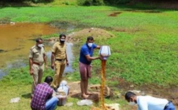 കുടങ്ങളിലാക്കി കുളത്തിൽ സൂക്ഷിച്ച 300 ലിറ്റർ വാഷ് കണ്ടെത്തി നശിപ്പിച്ചു.