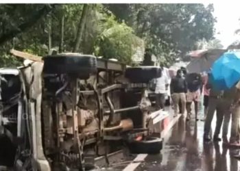 ലോ​റി​യും കാ​റും കൂ​ട്ടി​യി​ടി​ച്ച്  പാ​ല​ക്കാ​ട് സ്വ​ദേ​ശി​ക​ളാ​യ അ​ഞ്ച് പേ​ർ മ​രി​ച്ചു.