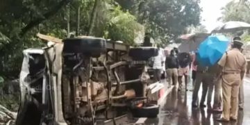 ലോ​റി​യും കാ​റും കൂ​ട്ടി​യി​ടി​ച്ച്  പാ​ല​ക്കാ​ട് സ്വ​ദേ​ശി​ക​ളാ​യ അ​ഞ്ച് പേ​ർ മ​രി​ച്ചു.