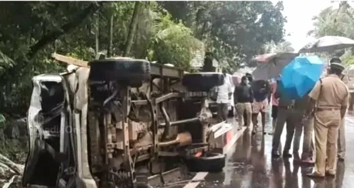 ലോ​റി​യും കാ​റും കൂ​ട്ടി​യി​ടി​ച്ച്  പാ​ല​ക്കാ​ട് സ്വ​ദേ​ശി​ക​ളാ​യ അ​ഞ്ച് പേ​ർ മ​രി​ച്ചു.