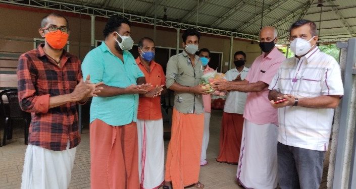 ടീം മുതുകുർശിയുടെനേതൃത്വത്തിൽ പച്ചക്കറി കിറ്റ് വിതരണം