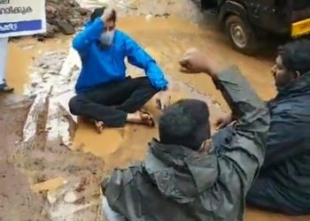 ഷൊർണ്ണൂർ പോസ്റ്റ് ഓഫീസ് റോഡിൽ  കിടന്ന് പ്രതിഷേധിച്ചു.
